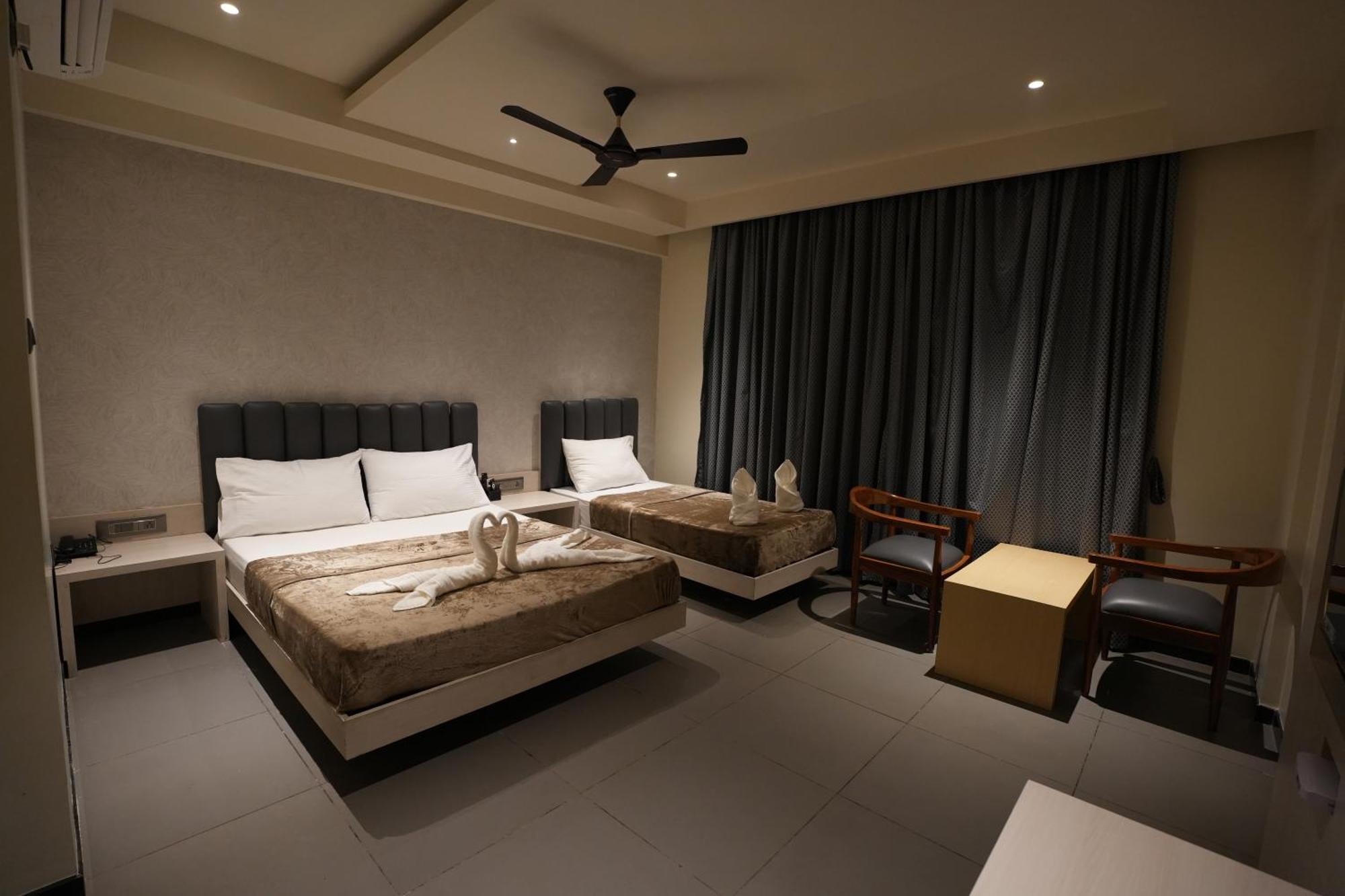 Hotel Swathi Хоспет Екстериор снимка