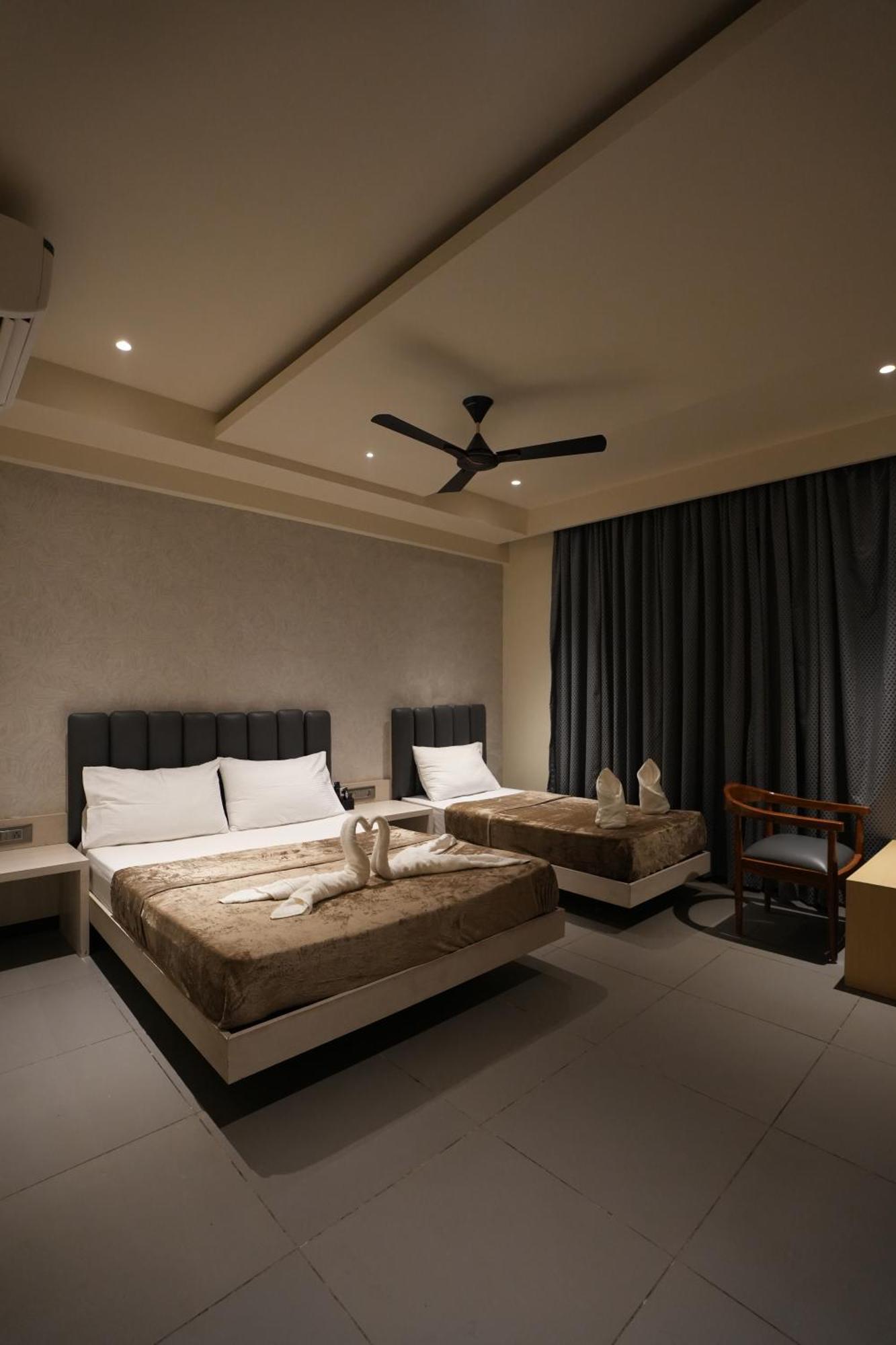Hotel Swathi Хоспет Екстериор снимка