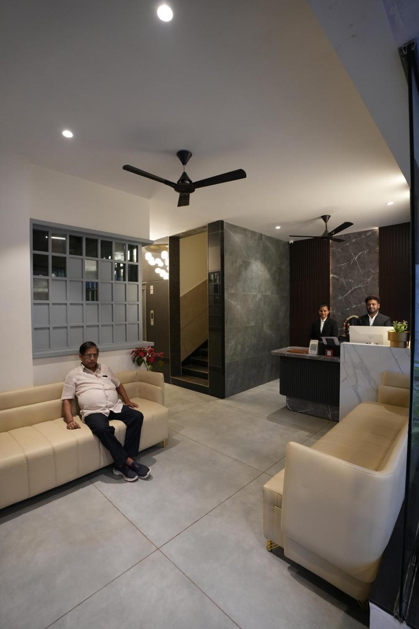 Hotel Swathi Хоспет Екстериор снимка