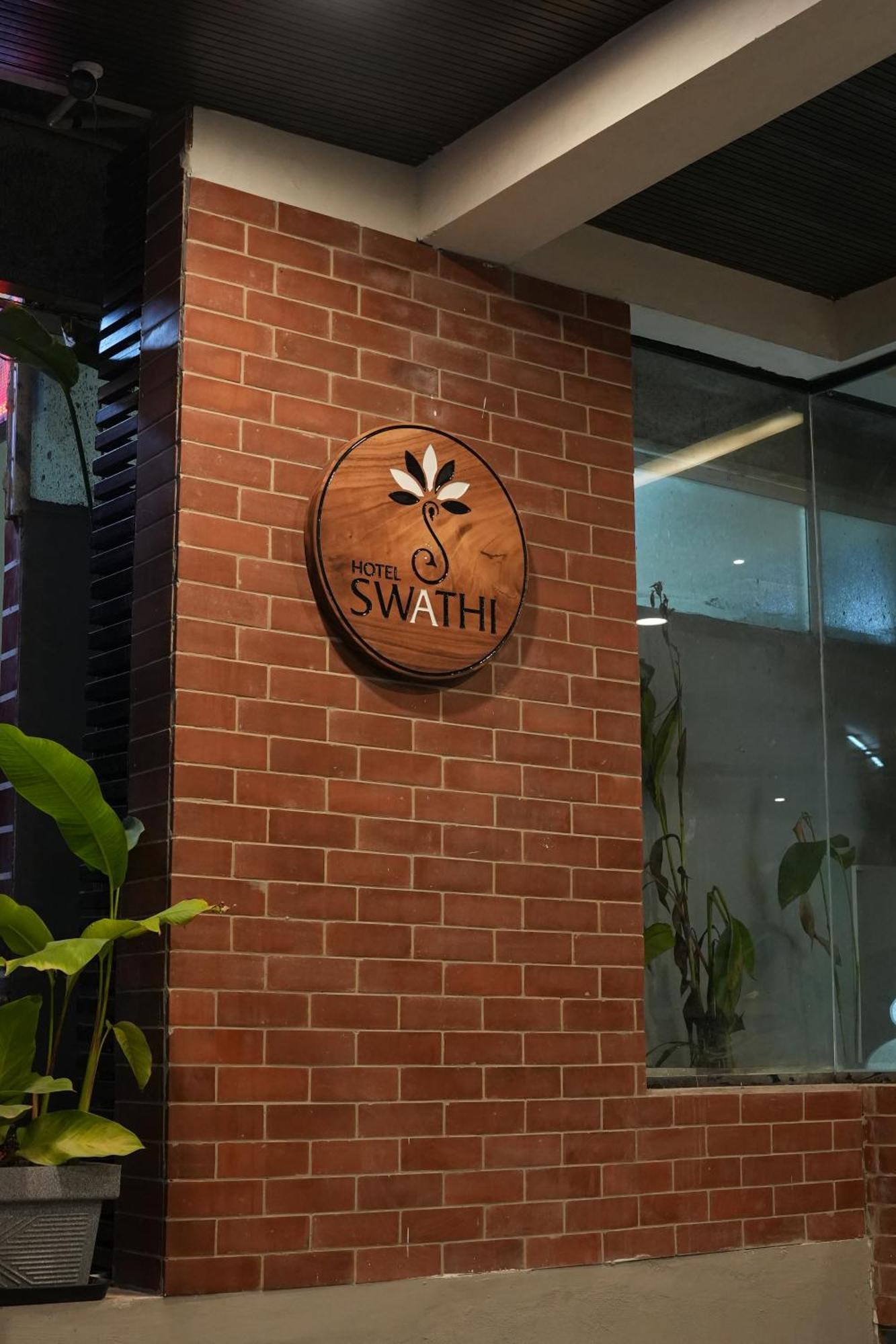 Hotel Swathi Хоспет Екстериор снимка