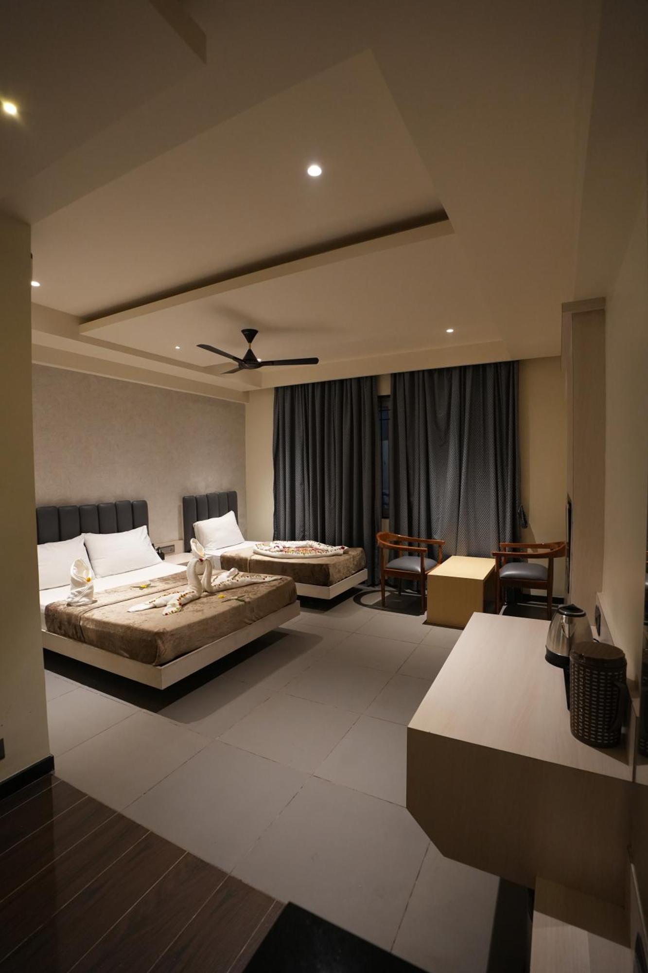 Hotel Swathi Хоспет Екстериор снимка