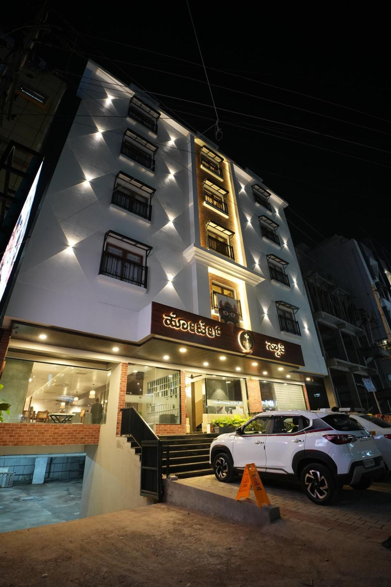 Hotel Swathi Хоспет Екстериор снимка