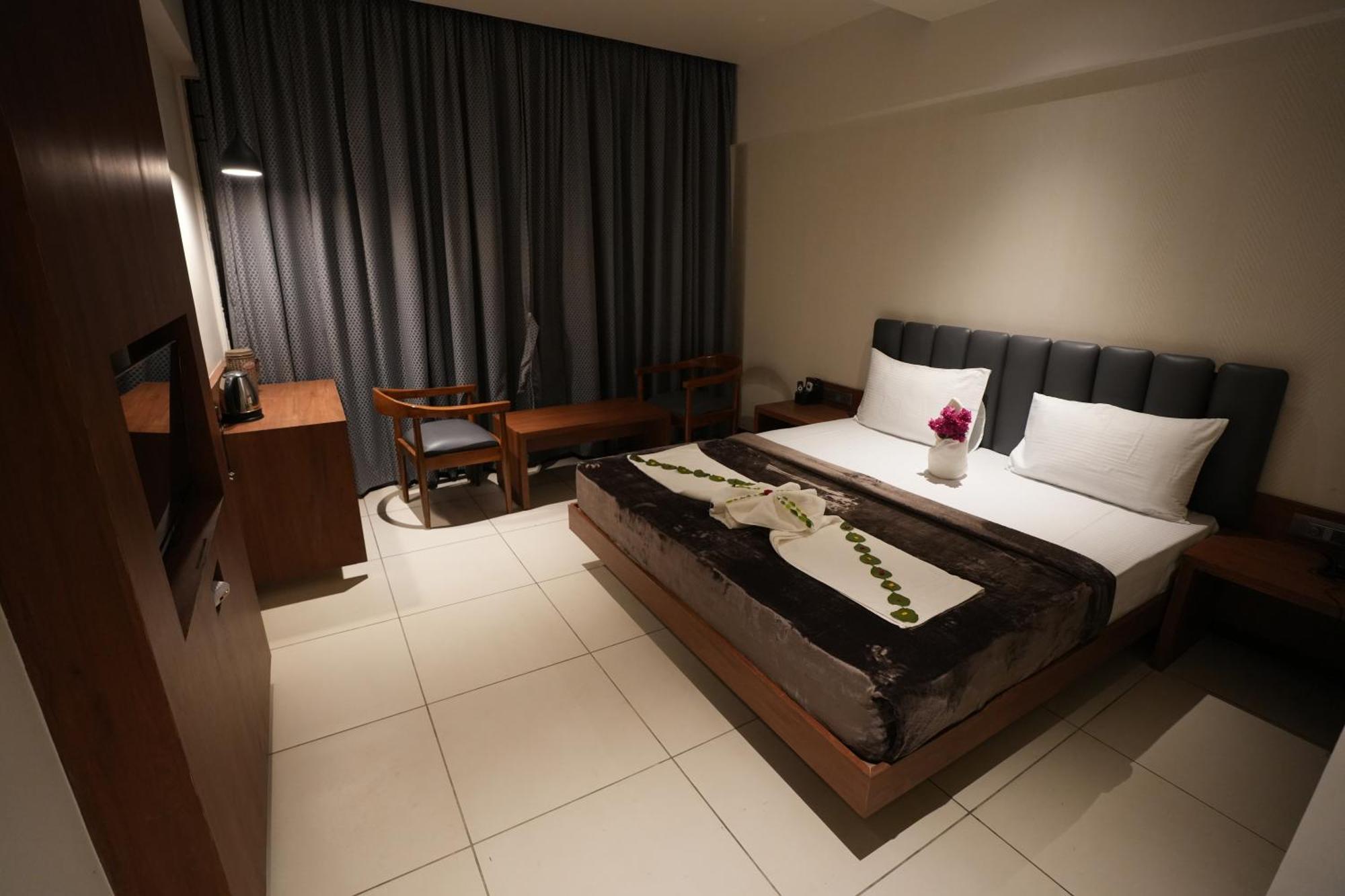 Hotel Swathi Хоспет Екстериор снимка