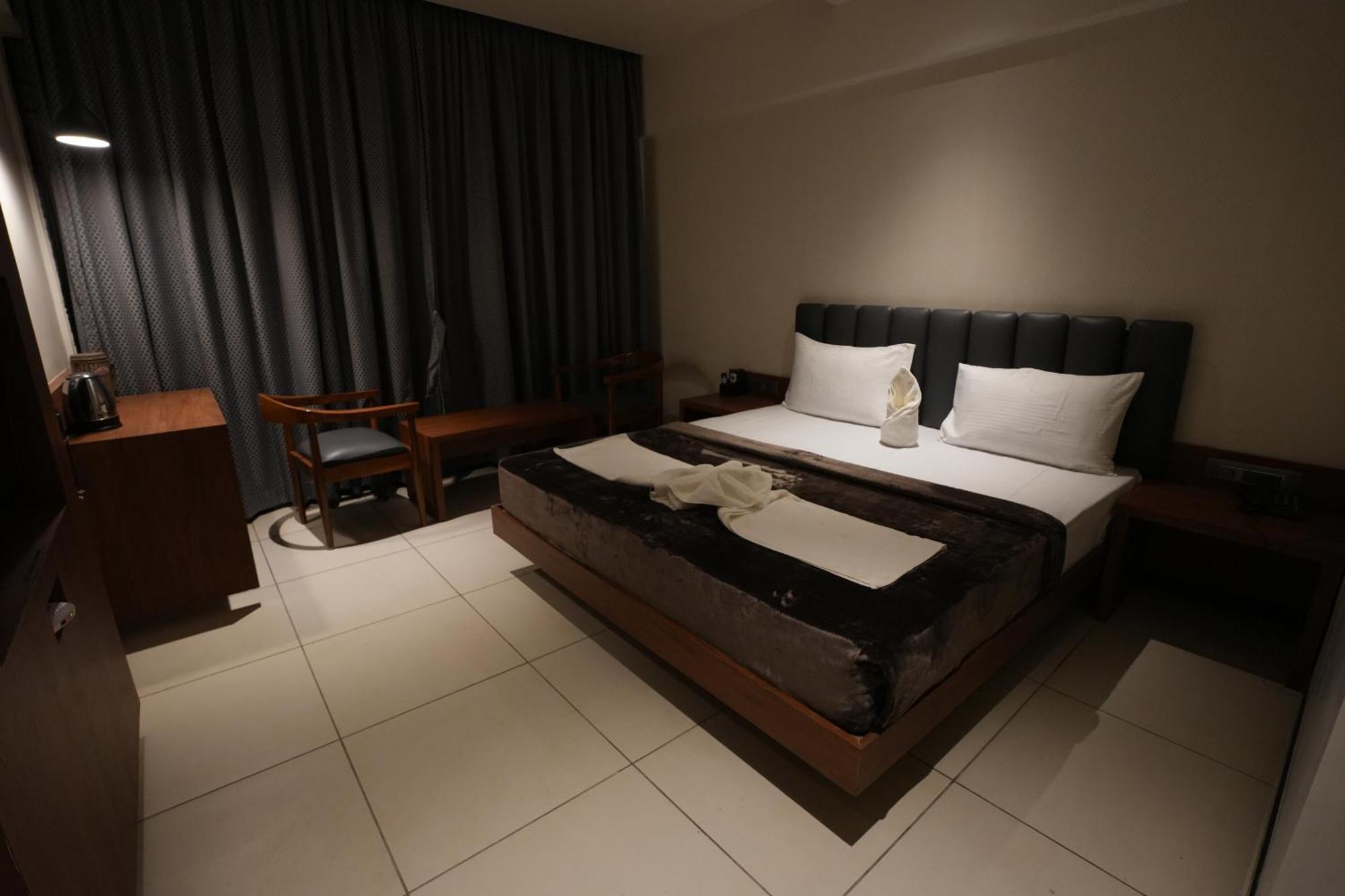 Hotel Swathi Хоспет Екстериор снимка