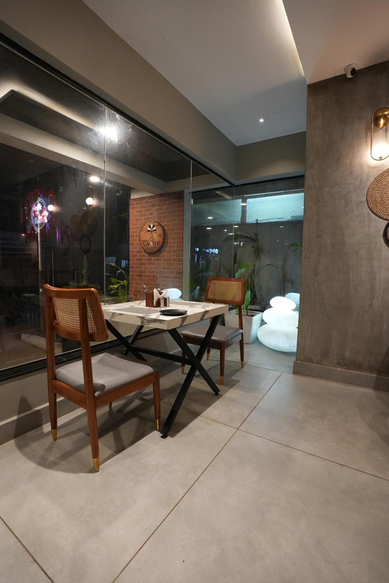 Hotel Swathi Хоспет Екстериор снимка