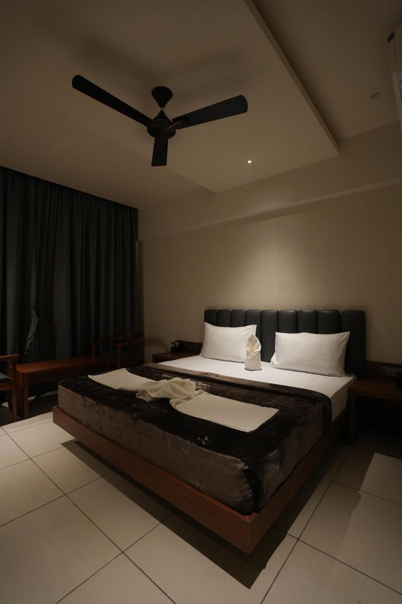 Hotel Swathi Хоспет Екстериор снимка