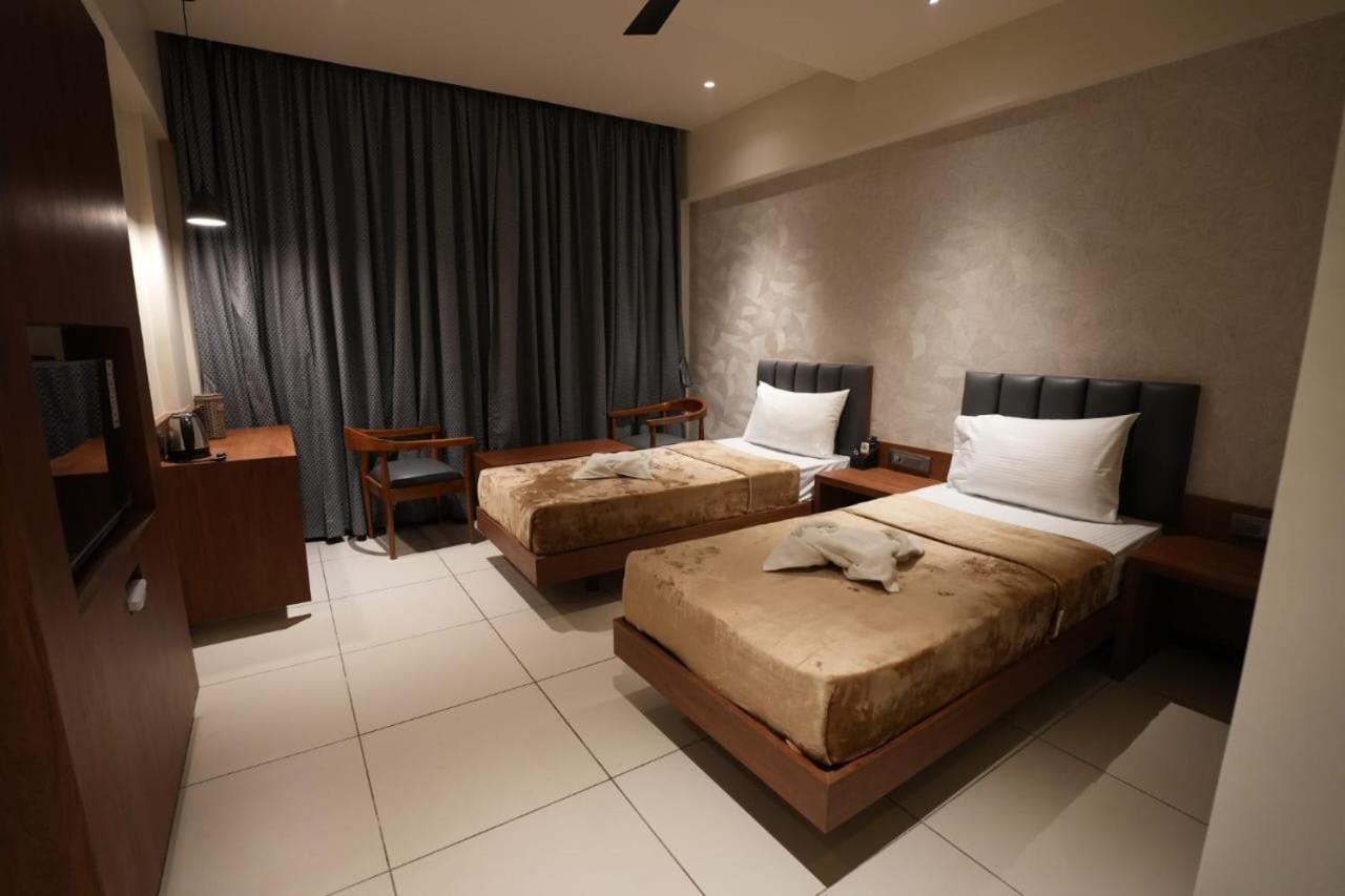 Hotel Swathi Хоспет Екстериор снимка