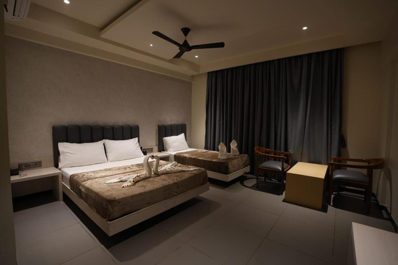 Hotel Swathi Хоспет Екстериор снимка
