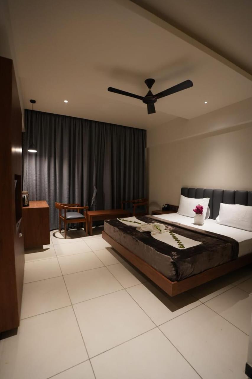Hotel Swathi Хоспет Екстериор снимка