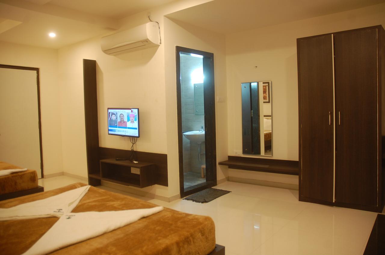 Hotel Swathi Хоспет Екстериор снимка