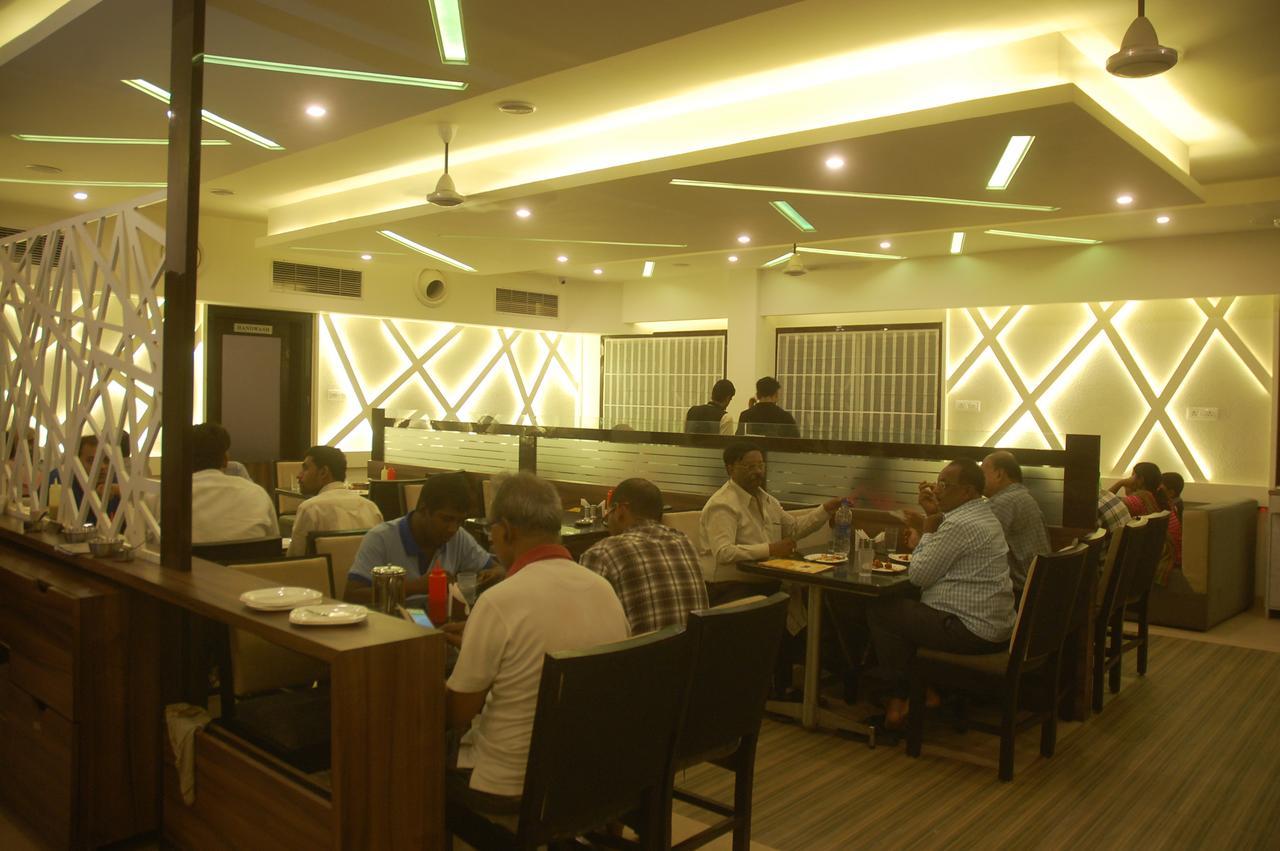 Hotel Swathi Хоспет Екстериор снимка