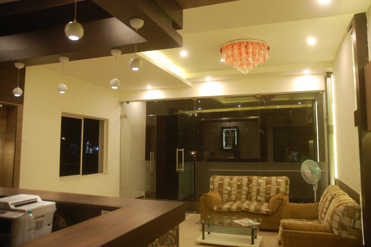 Hotel Swathi Хоспет Екстериор снимка