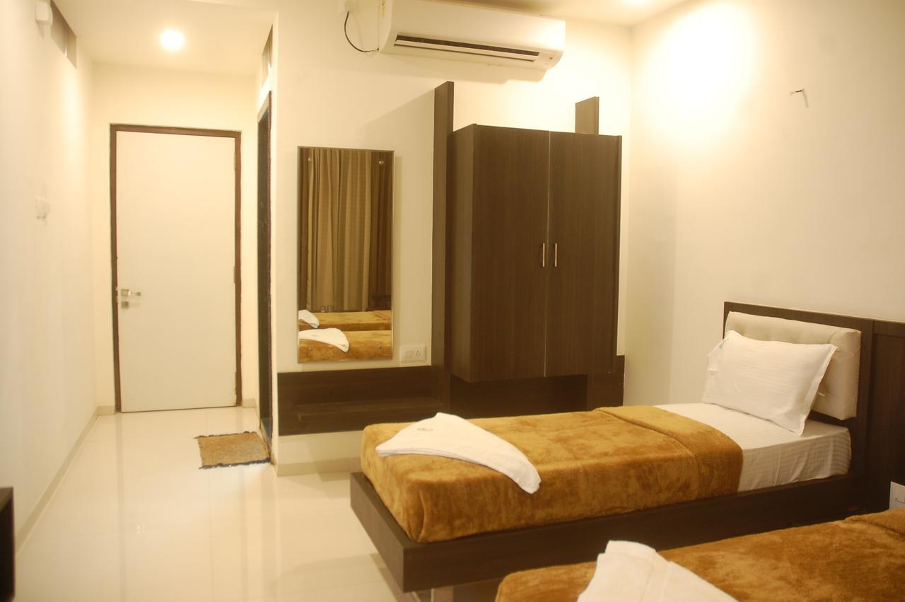 Hotel Swathi Хоспет Екстериор снимка