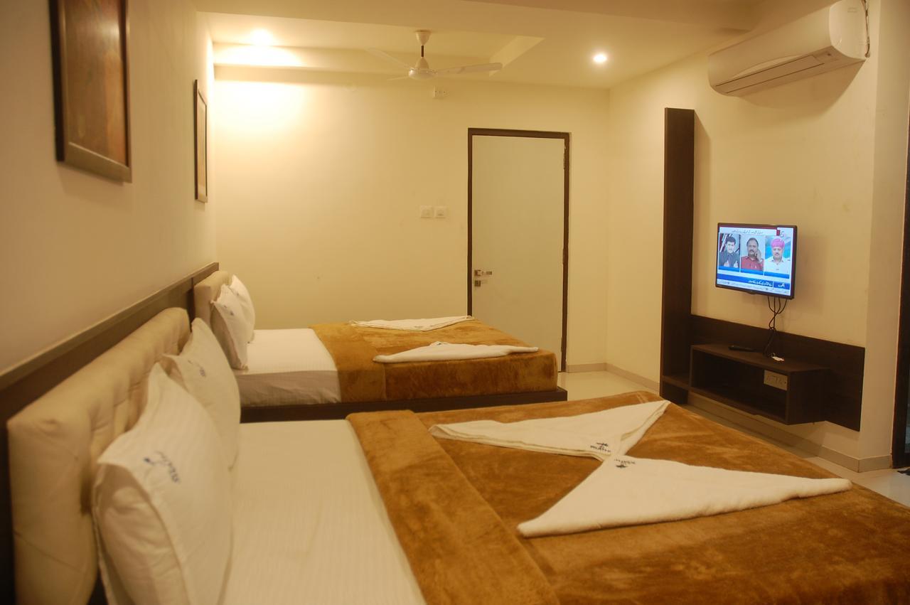 Hotel Swathi Хоспет Екстериор снимка