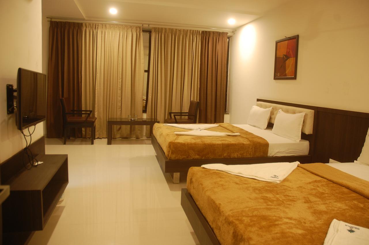 Hotel Swathi Хоспет Екстериор снимка