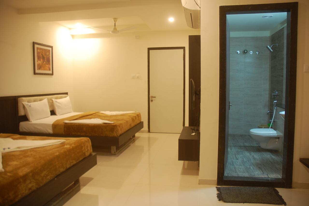 Hotel Swathi Хоспет Екстериор снимка