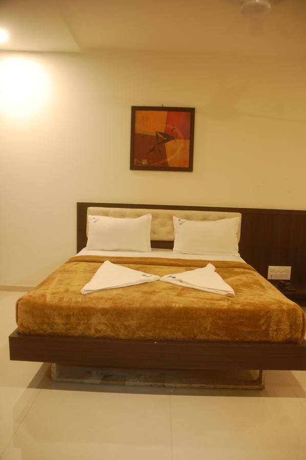 Hotel Swathi Хоспет Екстериор снимка