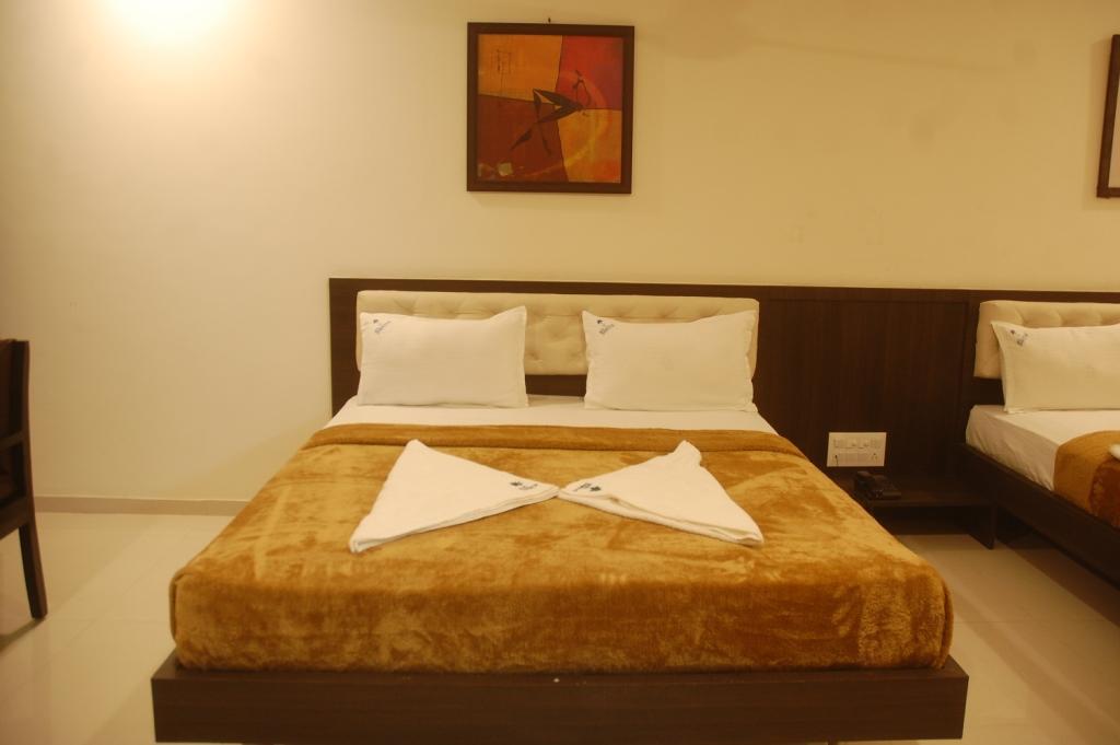 Hotel Swathi Хоспет Екстериор снимка