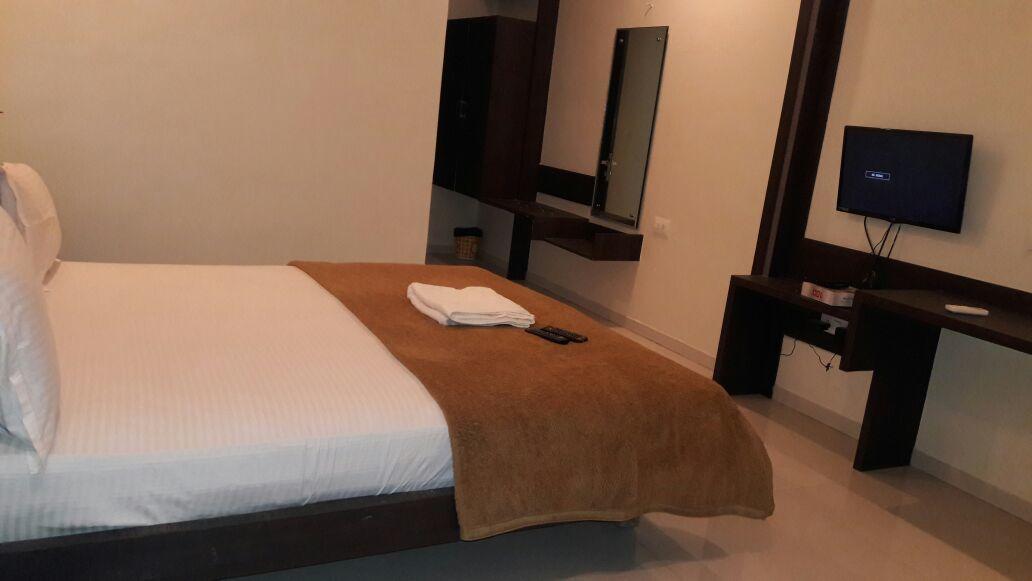 Hotel Swathi Хоспет Екстериор снимка