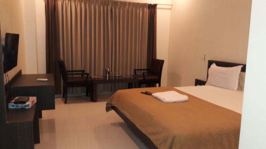 Hotel Swathi Хоспет Екстериор снимка