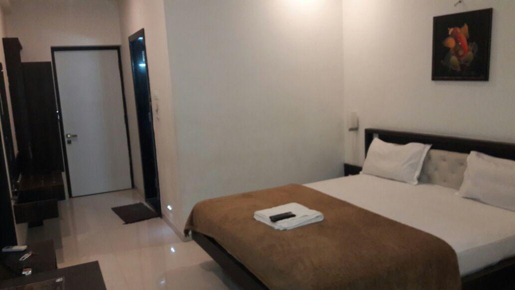 Hotel Swathi Хоспет Екстериор снимка