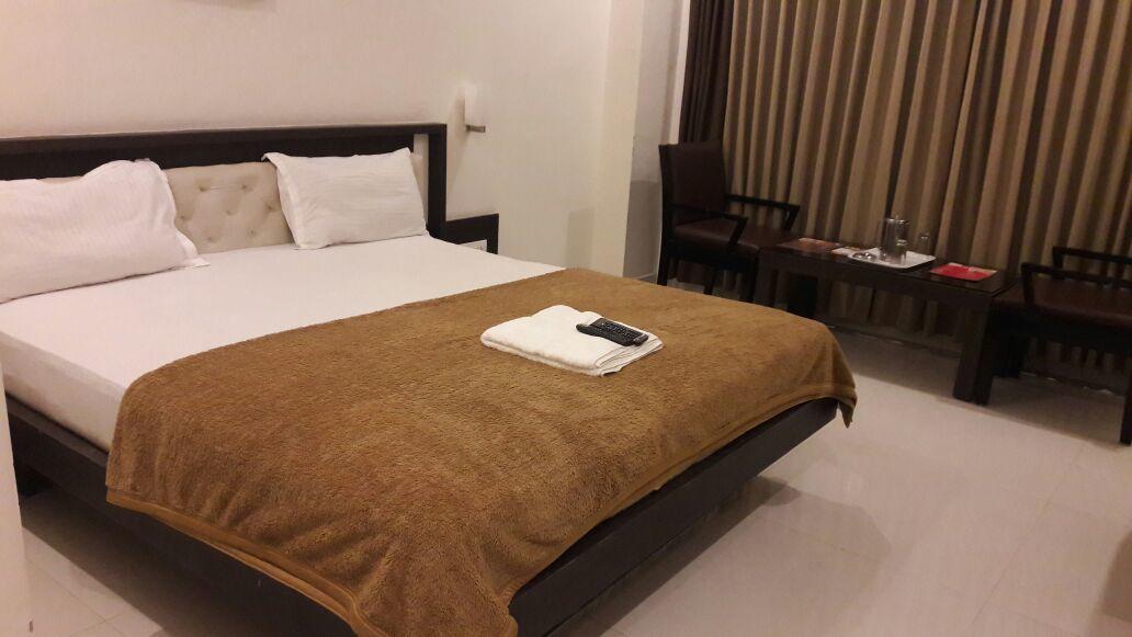 Hotel Swathi Хоспет Екстериор снимка
