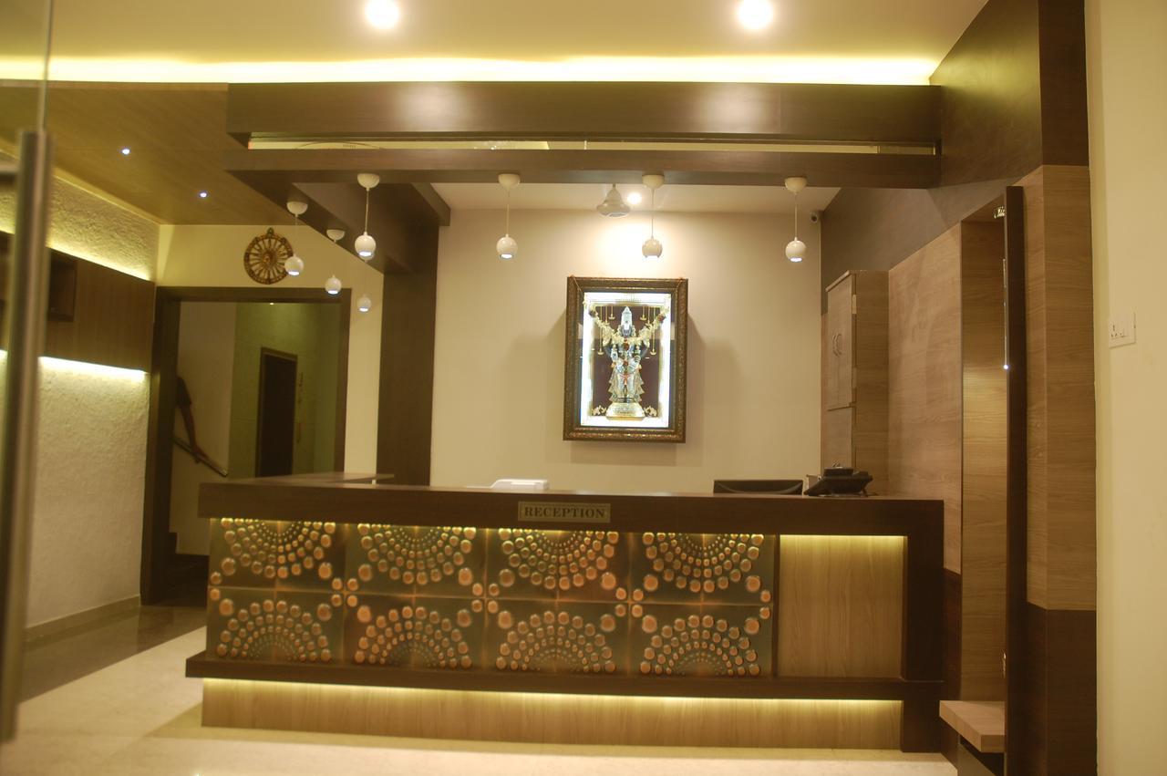 Hotel Swathi Хоспет Екстериор снимка